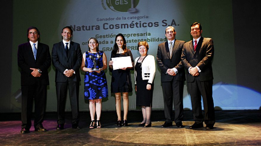 equipo-de-natura-recibiendo-el-premio-amcham