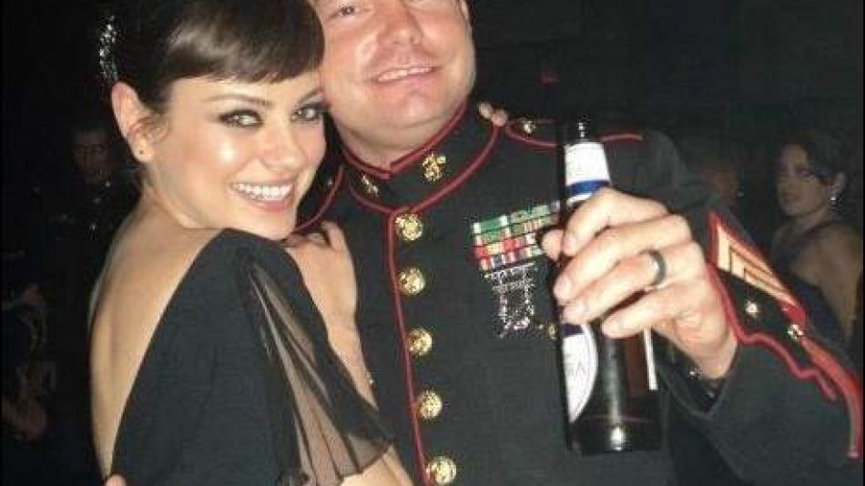 Mila Kunis y Scott Moore en el Baile Anual de la Infanteria de Marina 01