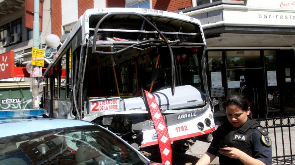 Así quedó el colectivo que se se incrustó en una confitería por Plaza Once