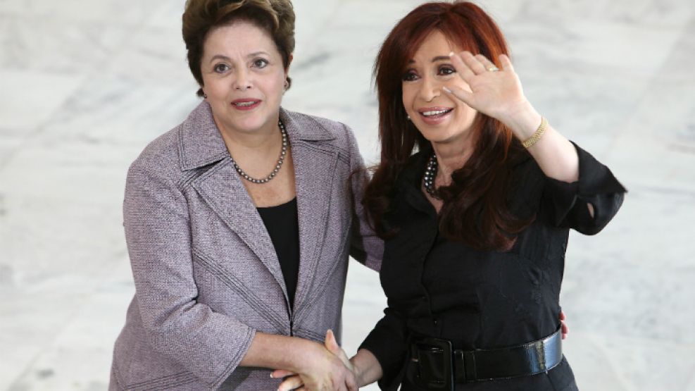 Dilma Rousseff junto a Cristina Fernández de Kirchner, saludando a la prensa.