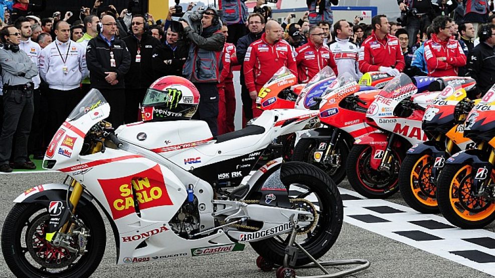 La moto de Marco Simoncelli en la pista. El piloto recibió un emotivo homenaje. 