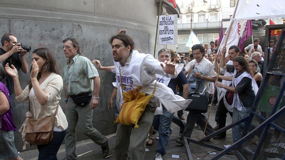 El grupo de docentes porteños que derribaron las vallas frente a la Legislatura porteña. Había solo cuatro efectivos dela Policía Federal custodiándolas. 