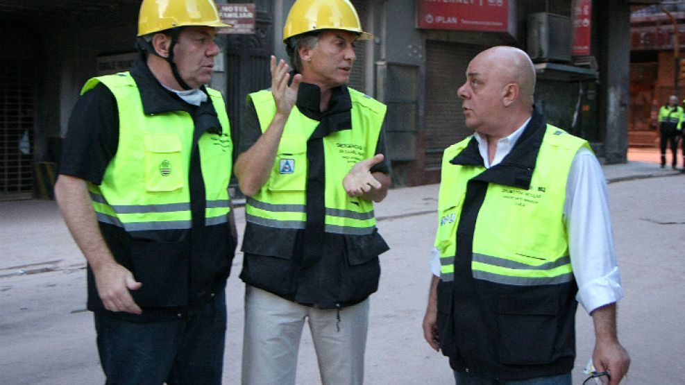 El ingeniero Mauricio Macri, durante la inspección al proceso de demolición de los restos del inmueble.