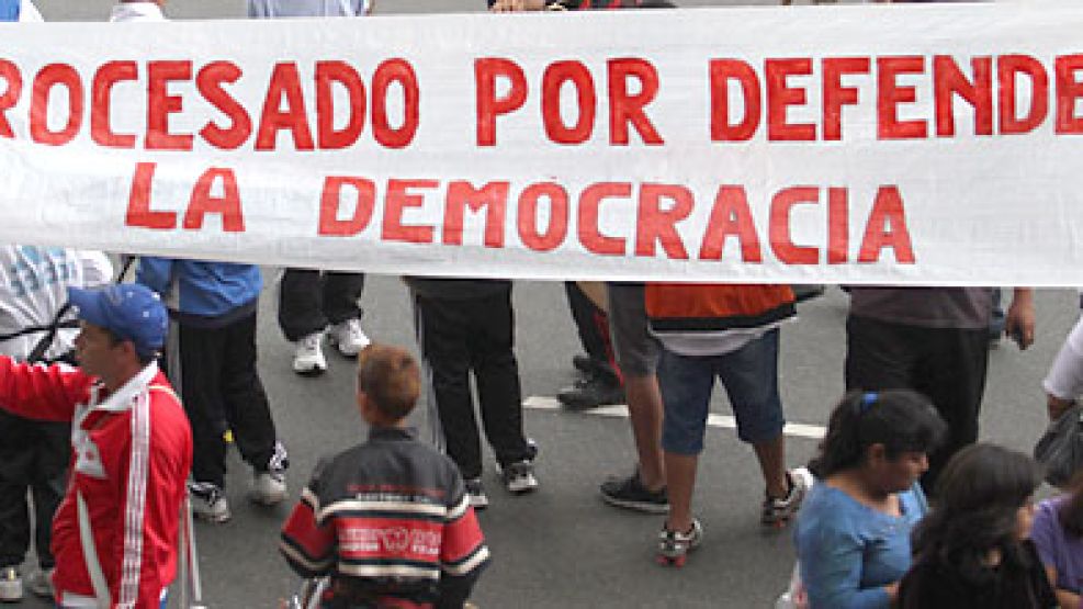 Partidarios de Tierra y Vivienda protestan frente a los tribunales en apoyo a D'Elía.