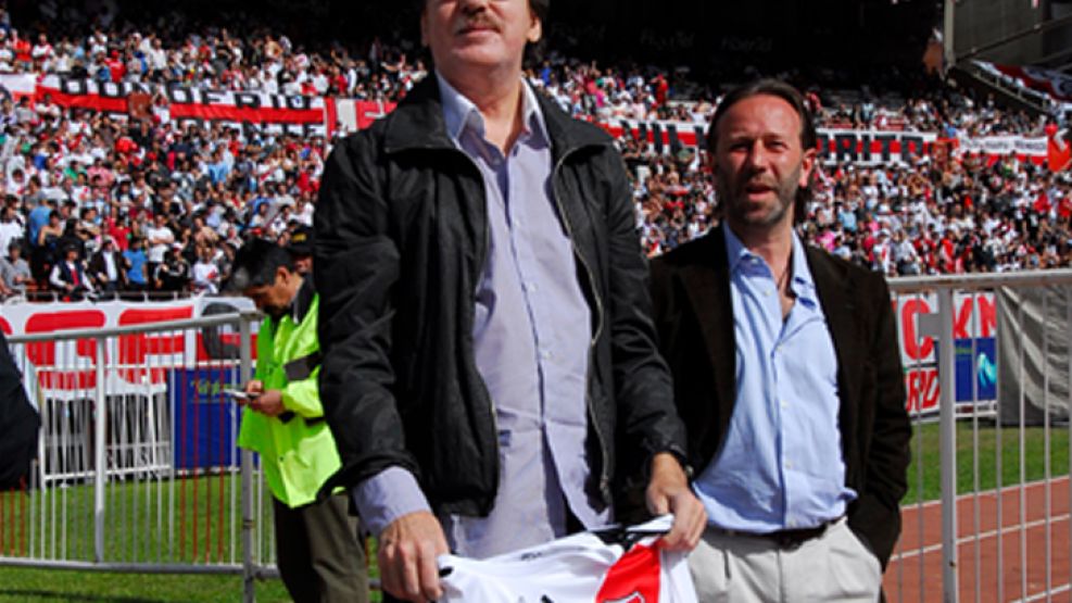 Charly, en River y camiseta en mano.