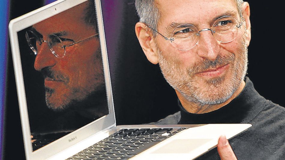 La biografía de Walter Isaacson da muchas pinceladas y reflexa las contradicciones de Steve Jobs: lo muestra irascible y meditativo, intuitivo pero emprendedor y enamoradizo.