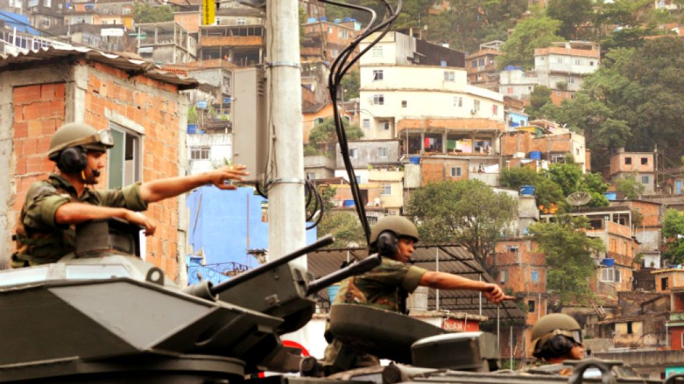 Armados hasta los dientes, cientos de policías recorren el laberinto de callejuelas de la Rocinha.