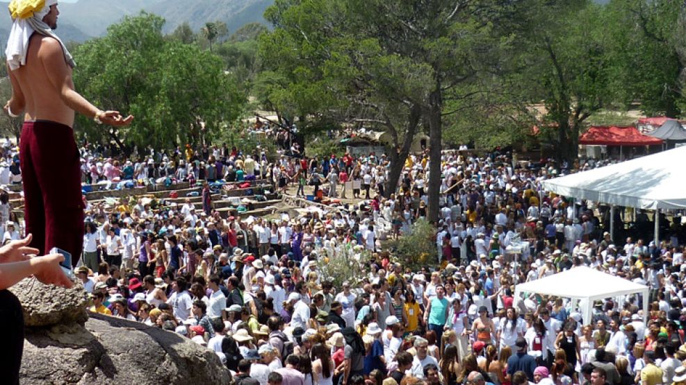 Oid mortales. La multitud que se calculó en miles de personas. La ardua actividad meditativa seguirá de corrido hasta la tardecita de hoy.