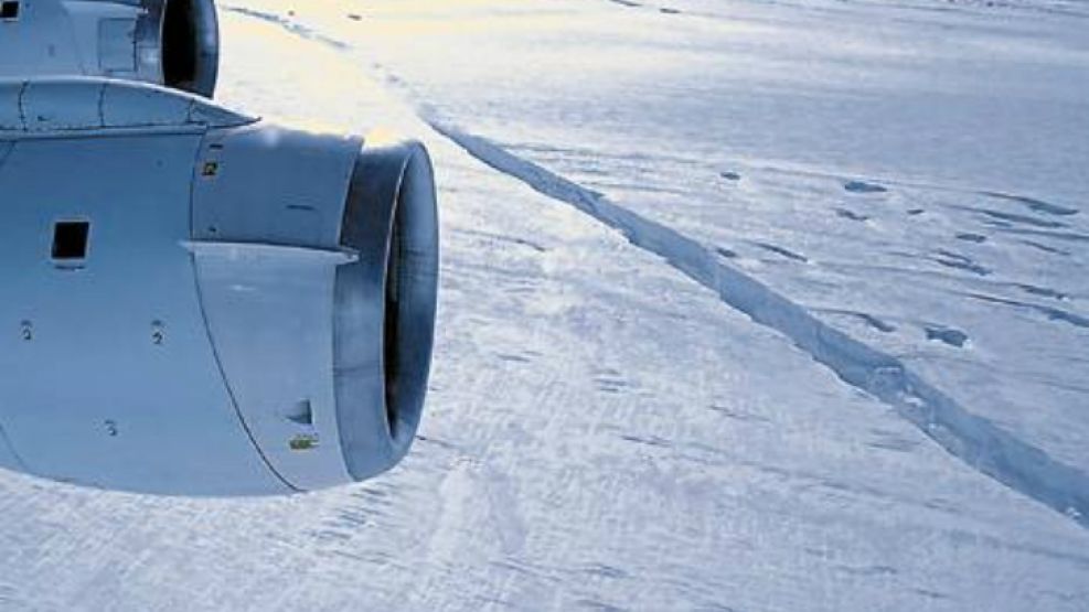 Riesgo. El equipo láser que viaja en el avión que usan los científicos detectó una grieta en el glaciar de Pine Island, de unos 300 metros de ancho y casi 60 de profundidad. 