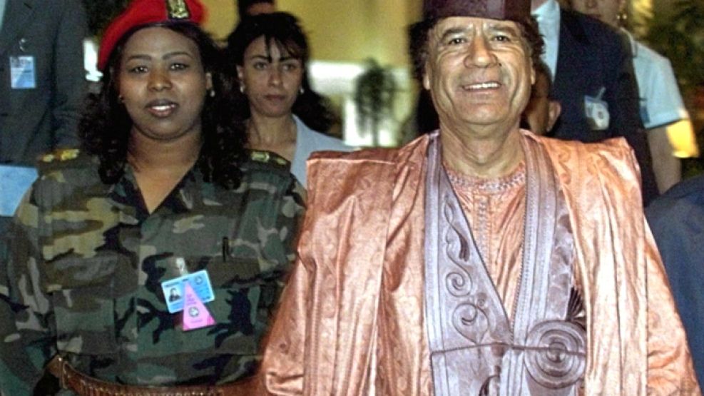 Guardaespaldas femeninas. En la imagen, se observa a Kadafi junto a una de sus mujeres durante una cumbre en el año 2000.