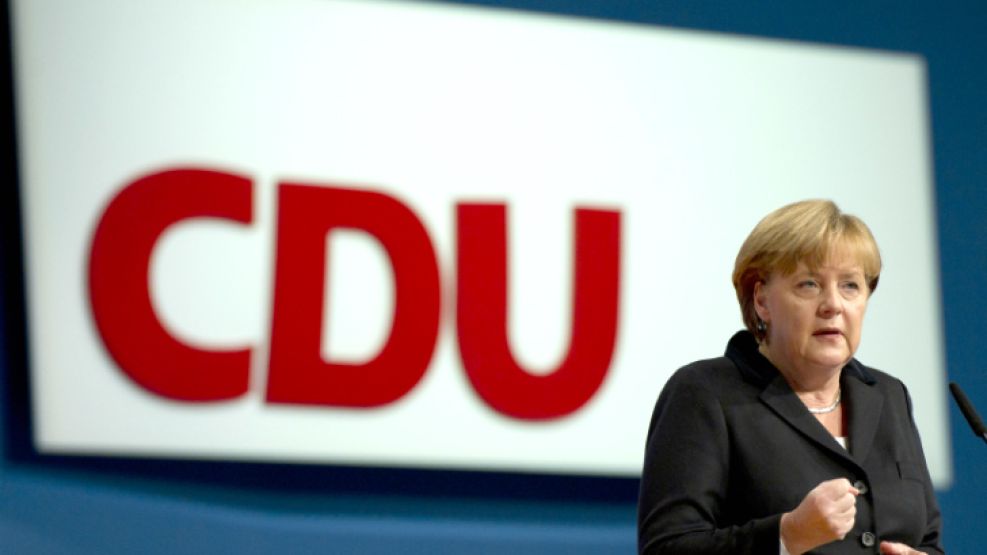 La jefa de Estado alemana, Angela Merkel, brinda una conferencia durante el congreso partidario de la democracia cristiana en Leipzig.