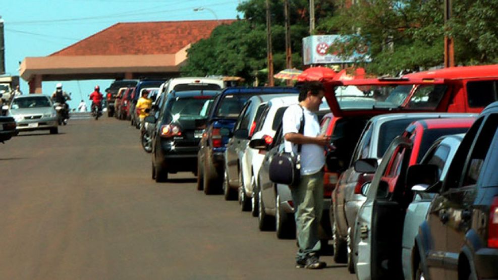 Vista de la cola de vehículos del lado paraguayo, a la espera de poder pasar hacia Argentina.