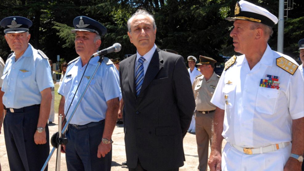 Puricelli, ministro de Defensa (en la foto), se reunió con los gremios que plantearon dudas.