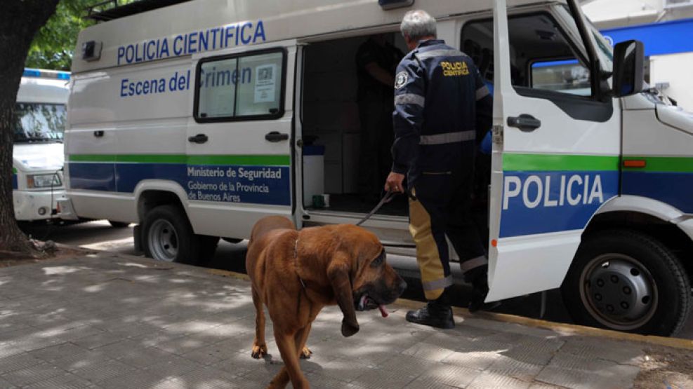 Perros entrenados guiaron a la Policía hasta la casa de la ex pareja de la madre de Tomás.