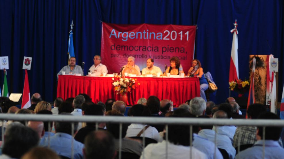 Clima caldeado. La Unión Cívica Radical realizó su Convención nacional en el Centro Asturiano para discutir el futuro del partido.