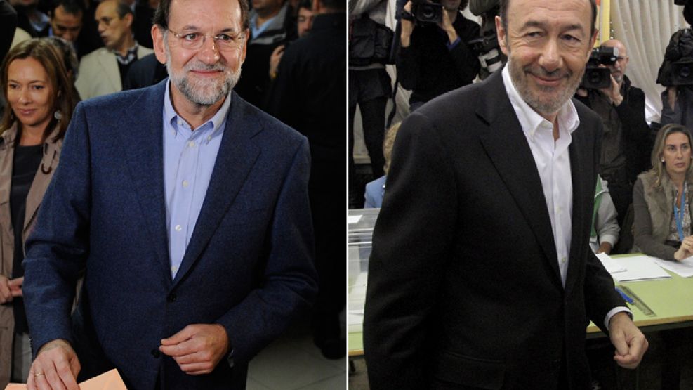 Los candidatos Rajoy (i) y Rubalcaba (d) ya expresaron sus votos. 