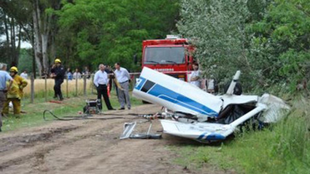 El choque entre dos avionetas dejó dos muertos.