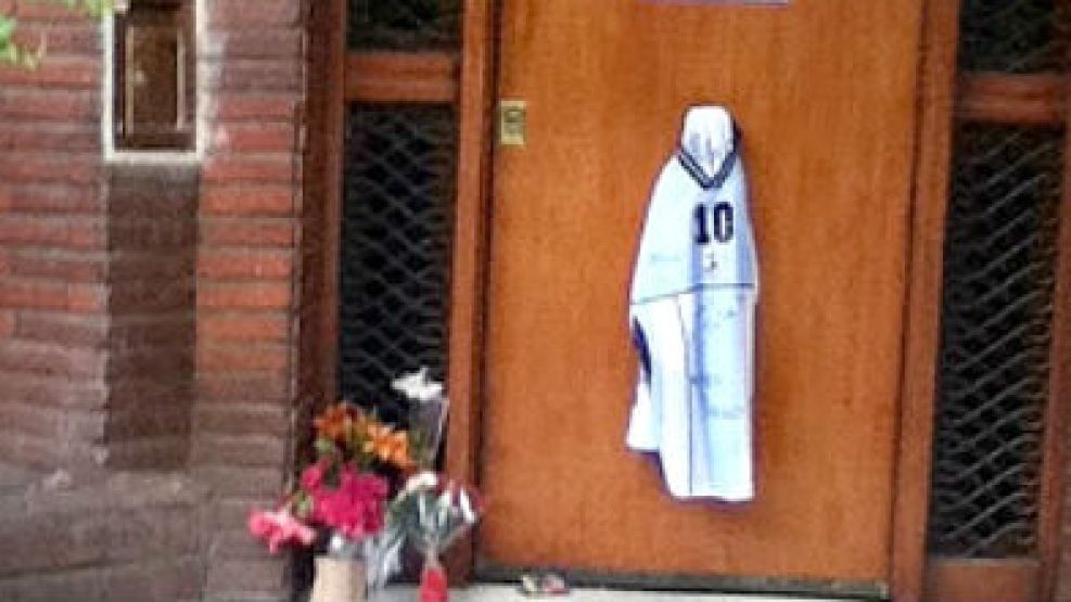 La puerta de la casa, con una camiseta dedicada por Diego.