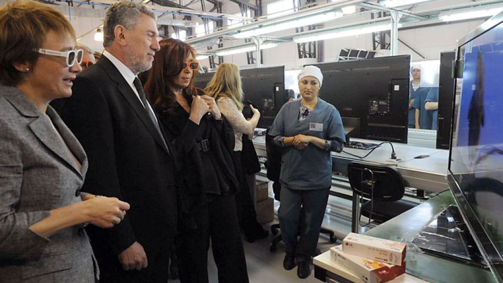 Cherñajovsky, Cristina y funcionarios en la inauguración de la quinta planta del Grupo Newsan en Tierra del Fuego