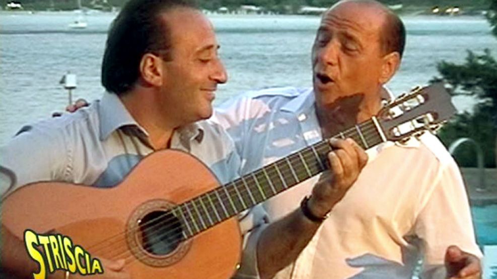 Berlusconi le canta al amor, una vez más.