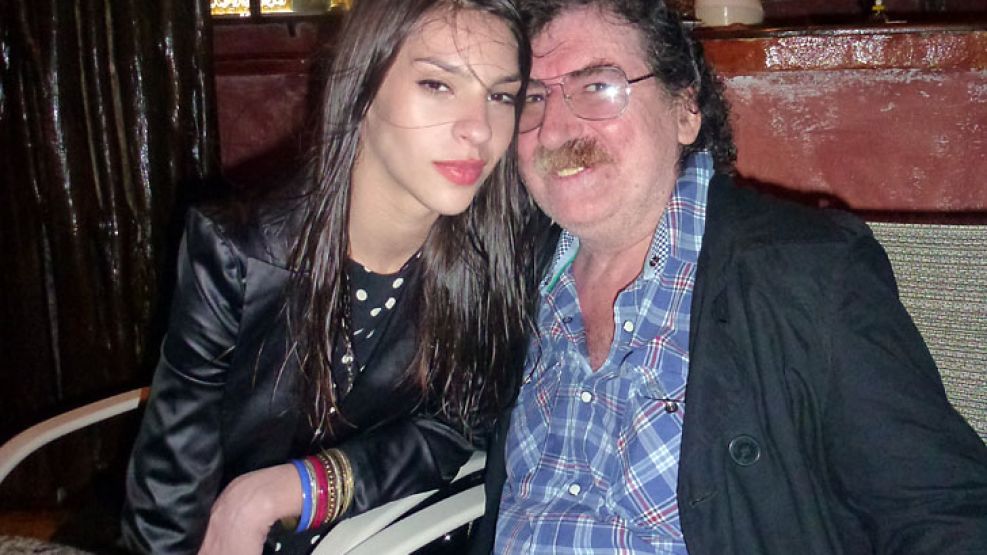 Charly García (60) llegó a Buzios acompañado por su chica, Mecha Iñigo (24).
