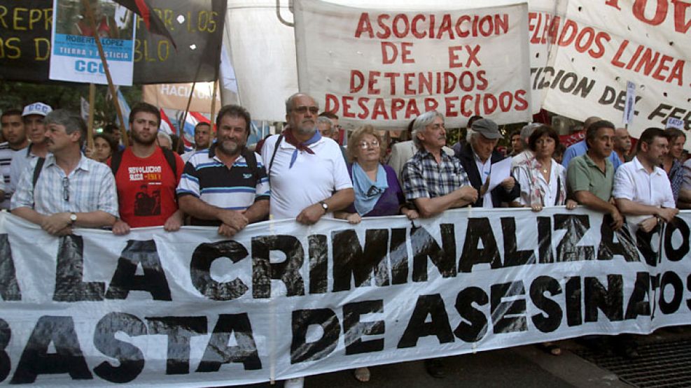 Organizaciones sociales marchan para exigir el fin de la criminalización de la protesta.