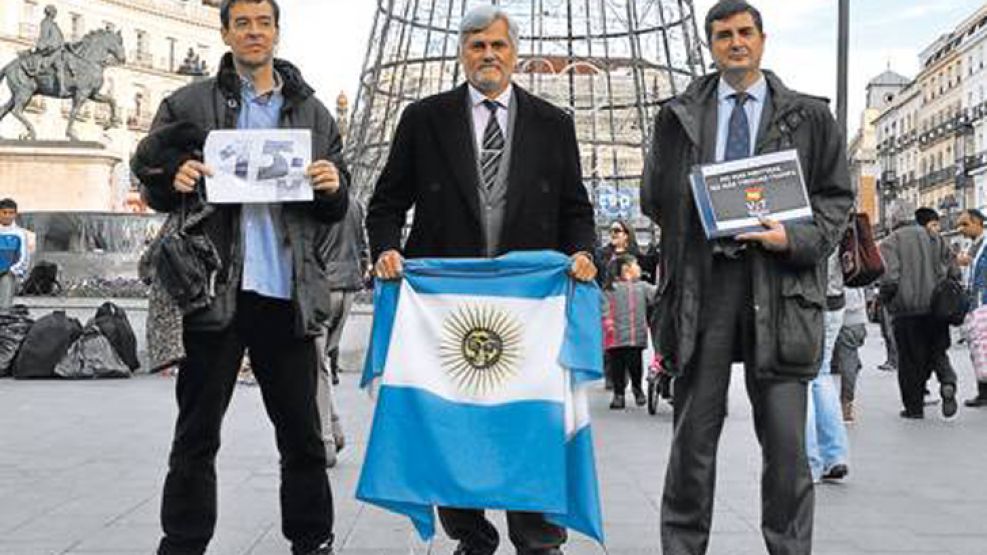 Esperando al partido popular. Los tres exponentes de la sociedad española, se encontraron en la Puerta del Sol de Madrid.