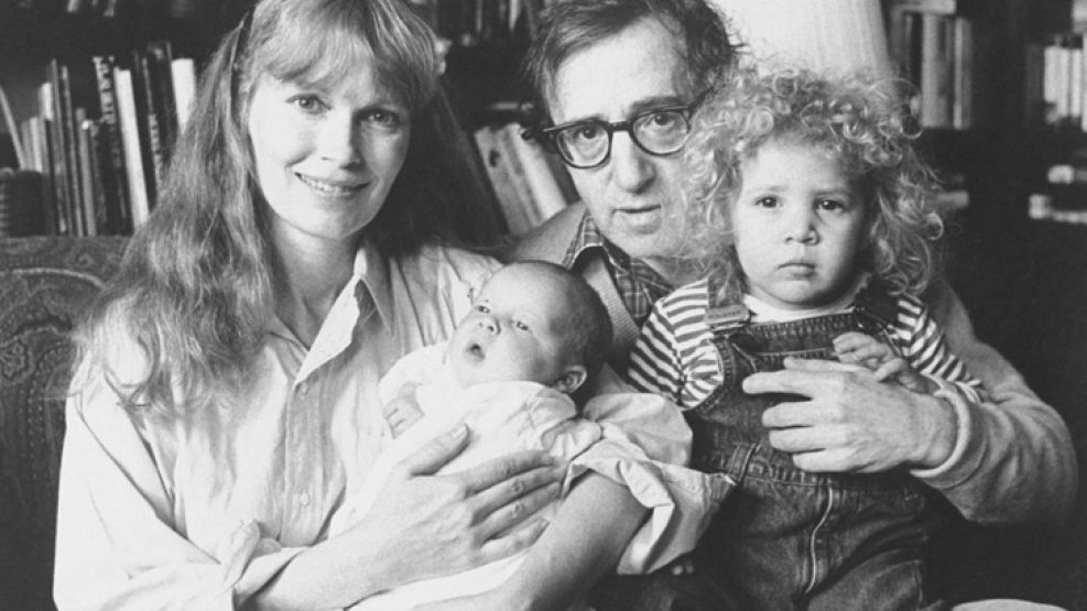 Mia Farrow, Ronan (bebé), Woody Allen y uno de los tres niños que la pareja adoptó durante su matrimonio, en una imagen de 1988.