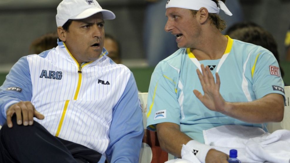 Luli Mancini junto a Nalbandian en su época como capitán de Copa Davis. 