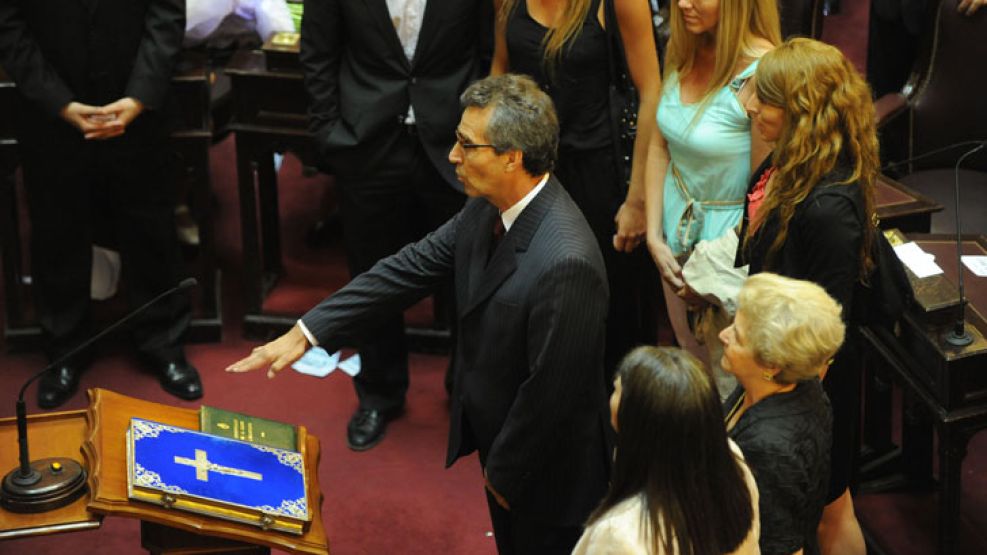 El senador electo por el FPV Ruperto Godoy, presta juramento en la sesión preparatoria de la Cámara alta