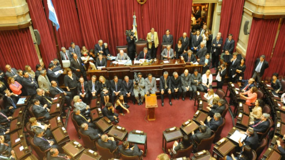 Los senadores electores y reelectores se abrazan y festejan luego de la jura.