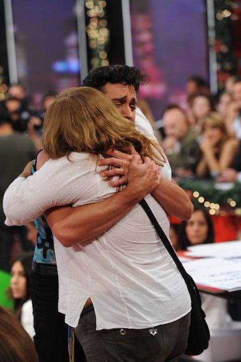 Piquin abraza a la directora del colegio especial