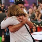 Piquin abraza a la directora del colegio especial