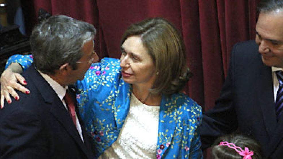 Julio Cobos, la nueva presidenta provisional del Senado, Beatriz Rojkés de Alperovich, y su esposo, el gobernador de Tucumán, José Alperovich.