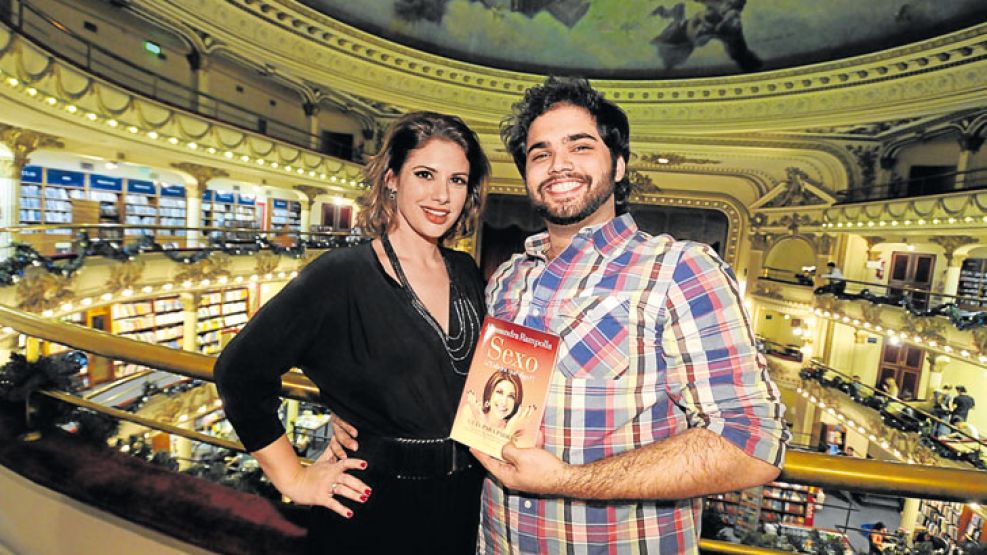 La sexóloga Alessandra Rampolla, junto a su novio Bobby Connelly Nadal, en la presentación de su nuevo libro.