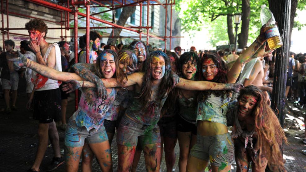 Estudiantes del Colegio Nacional Buenos Aires celebraron el fin del ciclo lectivo con la ya tradicional "vuelta olímpica". 