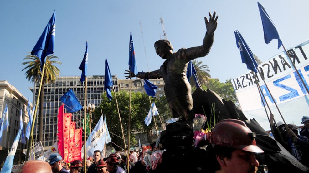 La estatua había sido exhibida frente al Congreso al cumplirse el primer aniversario de la muerte de Néstor Kirchner.