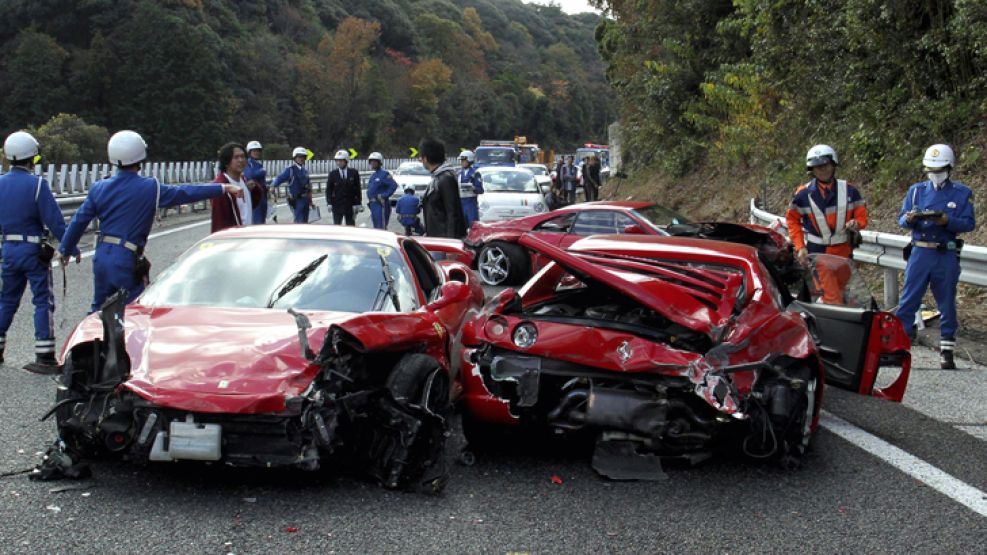 Las Ferraris rojas destrozadas en la autopista.