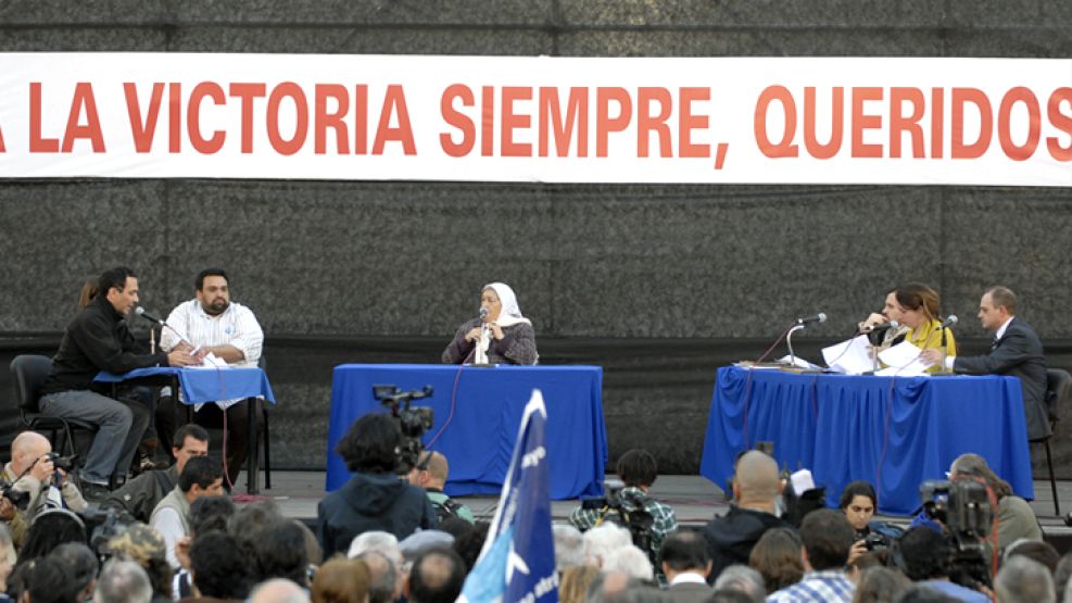 El "juicio ético" contra periodistas, en abril de 2010, en Plaza de Mayo. 