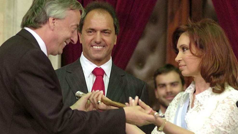 10 de diciembre de 2007: asume el bastón de mando del saliente ex presidente Néstor Kirchner. 