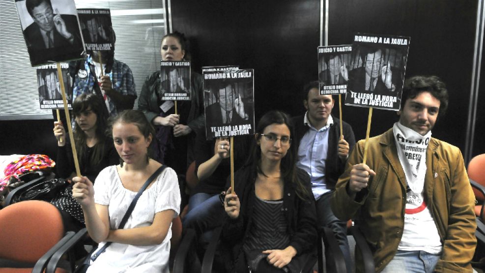 Víctimas de violaciones a derechos humanos permitidas por Otilio Romano, durante la lectura del veredicto.