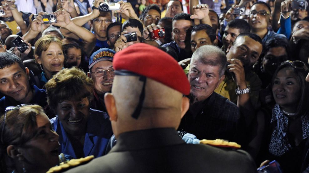 El ritmo de aprobación del presidente Chávez crece al ritmo del asistencialismo.