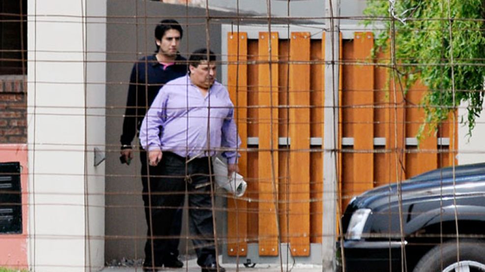 El ex chofer de Néstor Kirchner sale de la residencia de la Presidenta en Río Gallegos.