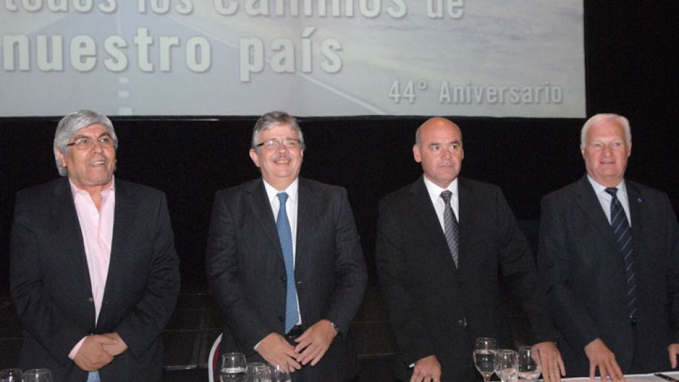 Hugo Moyano, Juan Pablo Schiavi y los titulares de la Federación Argentina de Entidades Empresarias del Autotransporte de Cargas (FADEEAC)