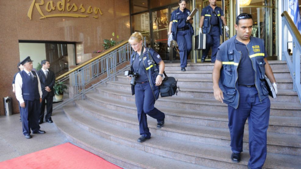 Peritos uruguayos se retiran del hotel Radisson, luego de evaluar la escena.
