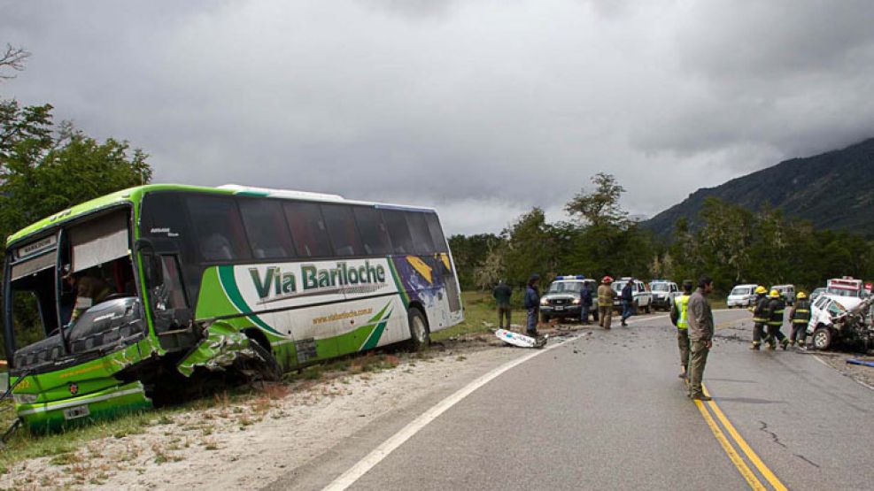 Así quedaron el colectivo de Vía Bariloche y la Toyota Hilux que manejaba uno de los dueños de esa compañía de transporte.