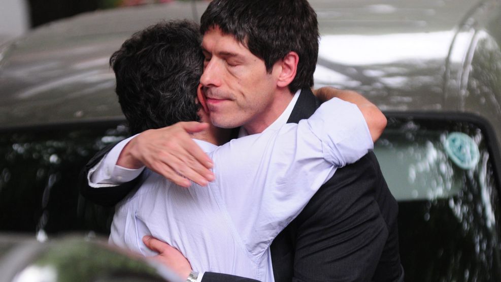 Larroque y el jefe de Gabinete, Juan Manuel Abal Medina, se funden en un emotivo abrazo.