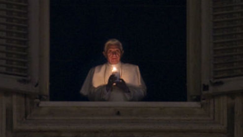 Benedicto XVI enciende el cirio de la Navidad.
