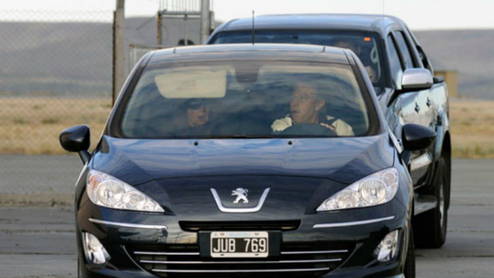La Presidenta es trasladada por un vehículo oficial en Río Gallegos.
