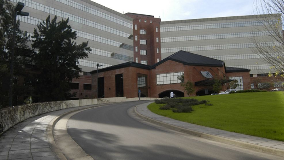 El ingreso al Hospital Universitario Austral, a 45 minutos de la Capital. 